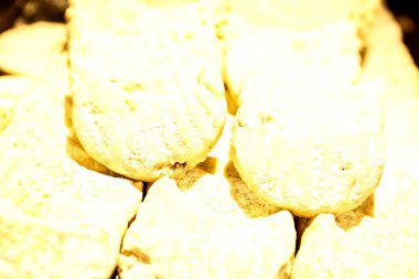 Bir grup çeşit kurabiye. Çikolata parçacıklı, yulaflı, kuru üzümlü, beyaz çikolatalı.