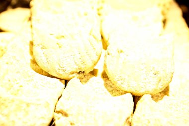 Bir grup çeşit kurabiye. Çikolata parçacıklı, yulaflı, kuru üzümlü, beyaz çikolatalı.