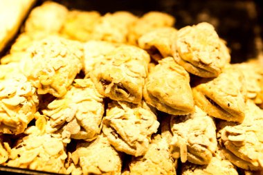 Bir grup çeşit kurabiye. Çikolata parçacıklı, yulaflı, kuru üzümlü, beyaz çikolatalı.