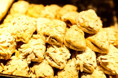 Bir grup çeşit kurabiye. Çikolata parçacıklı, yulaflı, kuru üzümlü, beyaz çikolatalı.