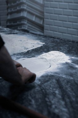 Türk pizzası ya da lahmacun yapmak - Akdeniz ülkelerinde fast food ve popüler sokak yemekleri. Hamur, kıyma ve sebze karışımı Türk pidesini pişirmek için..