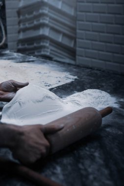 Türk pizzası ya da lahmacun yapmak - Akdeniz ülkelerinde fast food ve popüler sokak yemekleri. Hamur, kıyma ve sebze karışımı Türk pidesini pişirmek için..