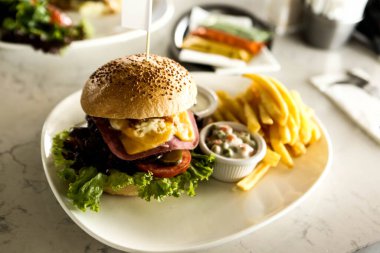 Taze sebzeli ev yapımı hamburger.