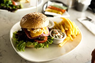 Taze sebzeli ev yapımı hamburger.