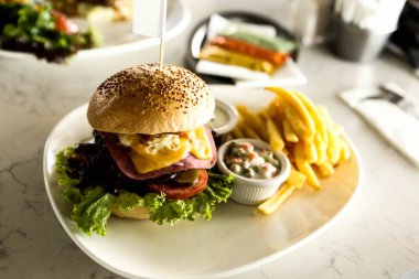 Taze sebzeli ev yapımı hamburger.