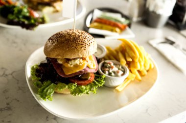 Taze sebzeli ev yapımı hamburger.