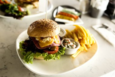 Taze sebzeli ev yapımı hamburger.