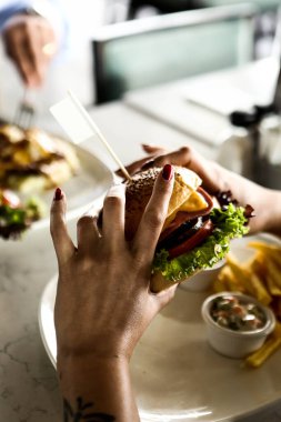 Taze sebzeli ev yapımı hamburger.