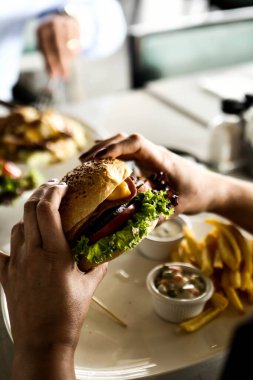 Taze sebzeli ev yapımı hamburger.