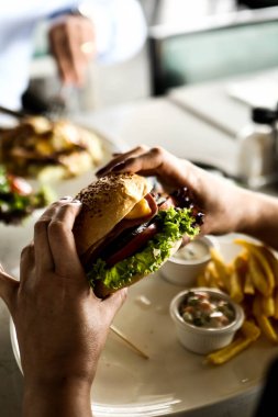 Taze sebzeli ev yapımı hamburger.