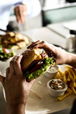 Taze sebzeli ev yapımı hamburger.