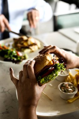 Taze sebzeli ev yapımı hamburger.