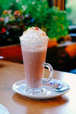 Sütlü buzlu kahve. Buzlu kahve. Elinde bir bardak buzlu kahve tutan kadın..