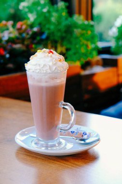 Sütlü buzlu kahve. Buzlu kahve. Elinde bir bardak buzlu kahve tutan kadın..