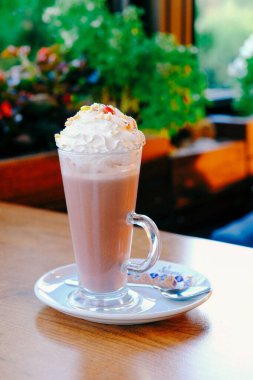 Sütlü buzlu kahve. Buzlu kahve. Elinde bir bardak buzlu kahve tutan kadın..