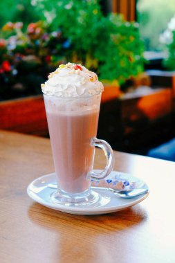 Sütlü buzlu kahve. Buzlu kahve. Elinde bir bardak buzlu kahve tutan kadın..