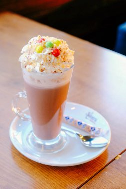 Sütlü buzlu kahve. Buzlu kahve. Elinde bir bardak buzlu kahve tutan kadın..