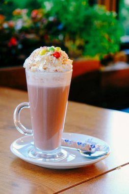 Sütlü buzlu kahve. Buzlu kahve. Elinde bir bardak buzlu kahve tutan kadın..