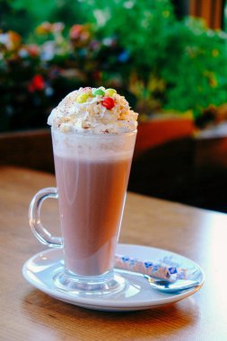 Sütlü buzlu kahve. Buzlu kahve. Elinde bir bardak buzlu kahve tutan kadın..