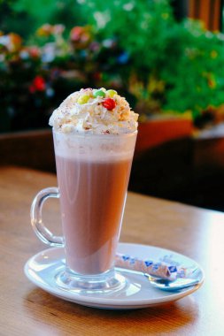 Sütlü buzlu kahve. Buzlu kahve. Elinde bir bardak buzlu kahve tutan kadın..