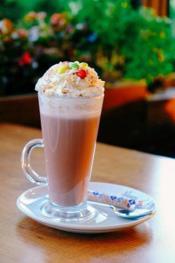 Sütlü buzlu kahve. Buzlu kahve. Elinde bir bardak buzlu kahve tutan kadın..