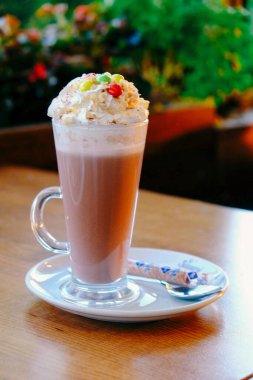 Sütlü buzlu kahve. Buzlu kahve. Elinde bir bardak buzlu kahve tutan kadın..