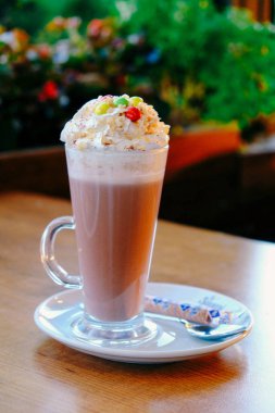 Sütlü buzlu kahve. Buzlu kahve. Elinde bir bardak buzlu kahve tutan kadın..