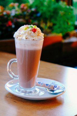 Sütlü buzlu kahve. Buzlu kahve. Elinde bir bardak buzlu kahve tutan kadın..