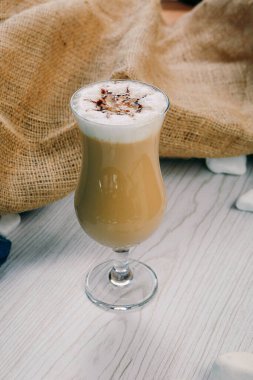 Sütlü buzlu kahve. Buzlu kahve. Elinde bir bardak buzlu kahve tutan kadın..