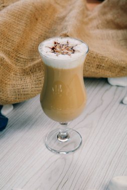 Sütlü buzlu kahve. Buzlu kahve. Elinde bir bardak buzlu kahve tutan kadın..