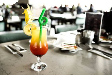 Lokantadaki masada alkol kokteyli.