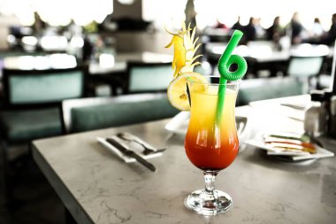 Lokantadaki masada alkol kokteyli.