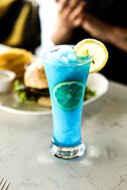 Lokantadaki masada alkol kokteyli.