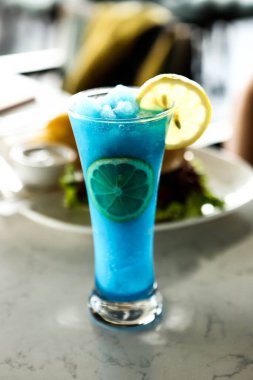 Lokantadaki masada alkol kokteyli.