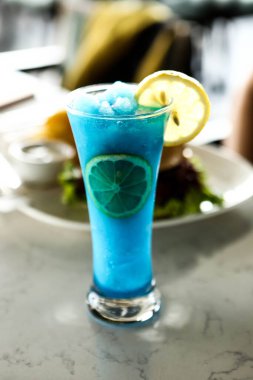 Lokantadaki masada alkol kokteyli.