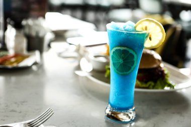 Lokantadaki masada alkol kokteyli.