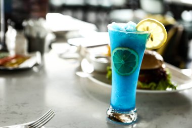 Lokantadaki masada alkol kokteyli.