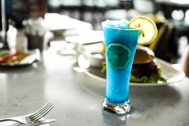 Lokantadaki masada alkol kokteyli.