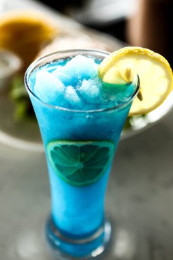 Lokantadaki masada alkol kokteyli.