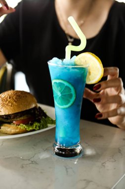 Lokantadaki masada alkol kokteyli.