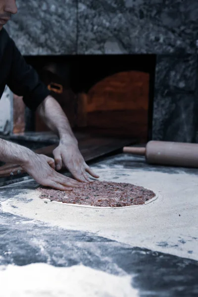 지중해 들에서는 푸르스름 피자나 패스트푸드를 만들고 인기있는 음식을 만들기도 합니다 — 스톡 사진