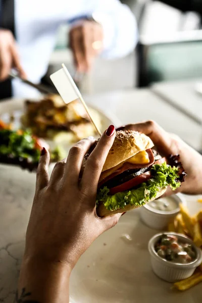 Taze sebzeli ev yapımı hamburger.