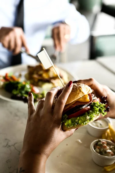Taze sebzeli ev yapımı hamburger.