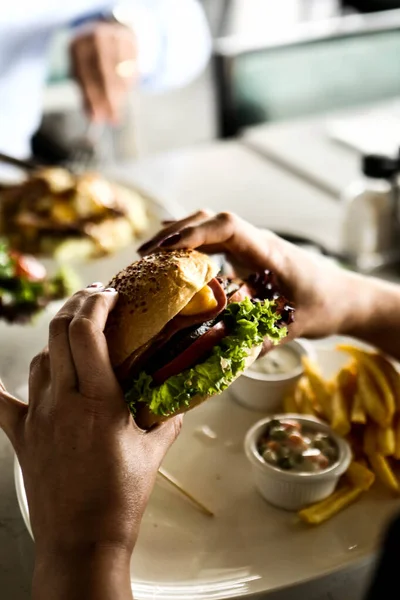 Taze sebzeli ev yapımı hamburger.