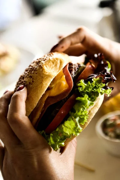 Taze sebzeli ev yapımı hamburger.