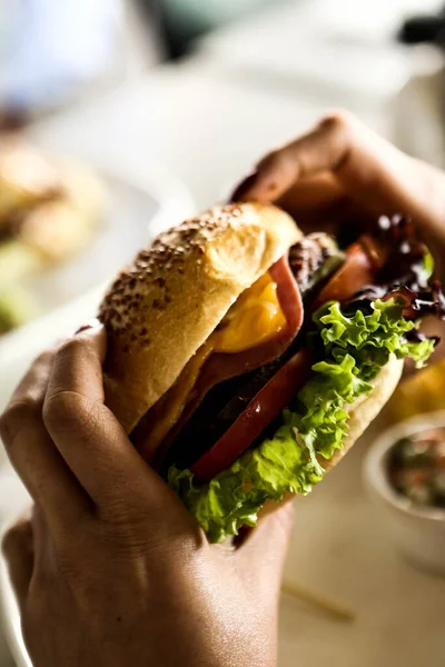 Taze sebzeli ev yapımı hamburger.