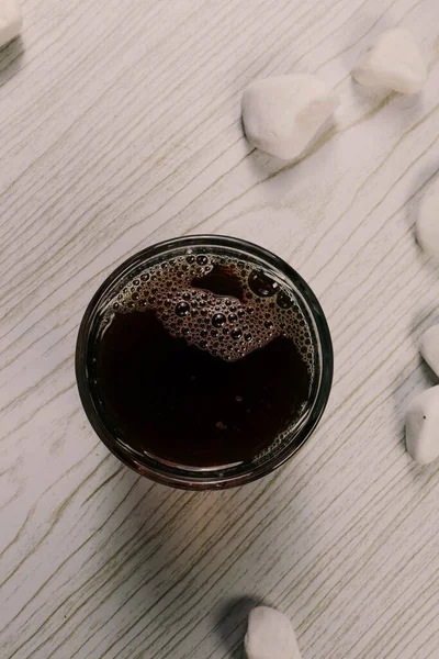 Caffè Freddo Con Latte Caffe Macchiato Donna Possesso Tazza Vetro — Foto Stock