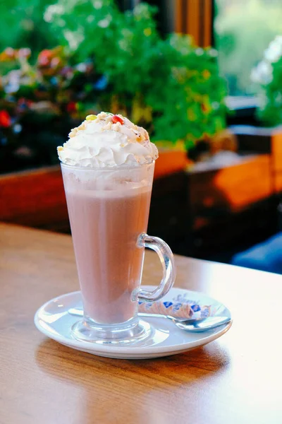 Sütlü buzlu kahve. Buzlu kahve. Elinde bir bardak buzlu kahve tutan kadın..