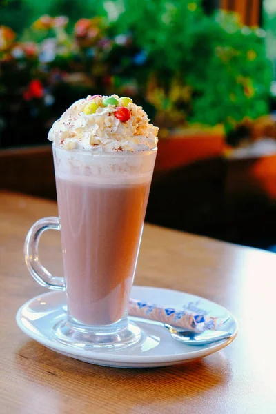 Sütlü buzlu kahve. Buzlu kahve. Elinde bir bardak buzlu kahve tutan kadın..