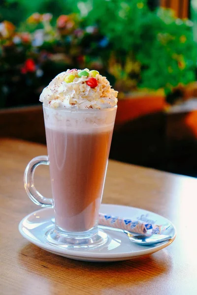 Sütlü buzlu kahve. Buzlu kahve. Elinde bir bardak buzlu kahve tutan kadın..